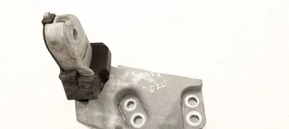 Toyota RAV 4 (XA50) Engine mounting bracket