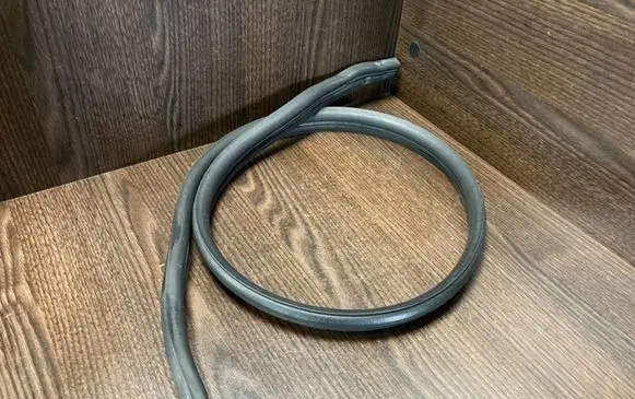 Ford Focus Seal rubber (tailgate) 4M5116770AB