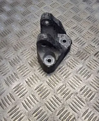 Nissan Qashqai Engine mounting bracket