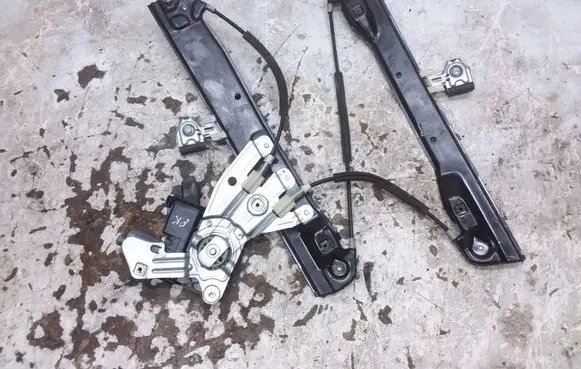 Opel Meriva B Front door window regulator with motor 13265800 367992034