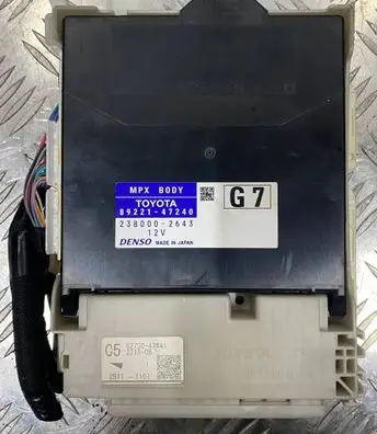 Toyota Prius+ (ZVW40) Fuse module 8273047420