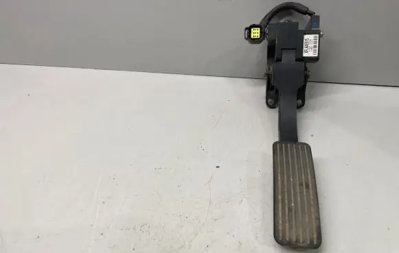 Accelerator throttle pedal