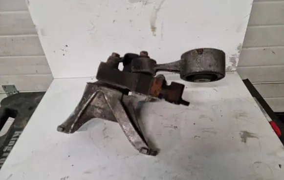 Honda Civic Engine mount bracket