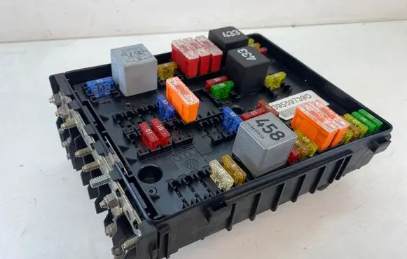 Volkswagen Golf V Fuse module 1K0937124K 01418986