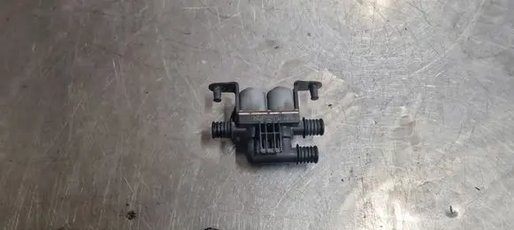 BMW 5 E39 Coolant heater control valve 6906652 6411690665203