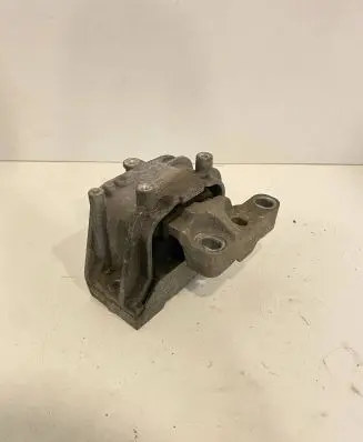 Volkswagen PASSAT B7 Engine mount bracket 1K0199262