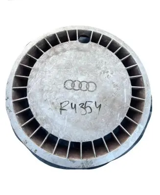 Audi 80 90 B2 R14 wheel hub/cap/trim 811601147B