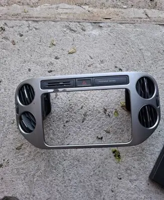 Volkswagen Tiguan Radio/GPS head unit trim 5N0858071E