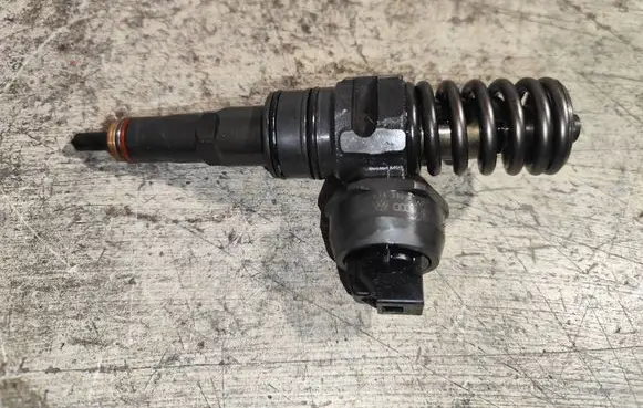 Skoda Fabia Mk1 (6Y) Fuel injector 0414720215 038130073ag