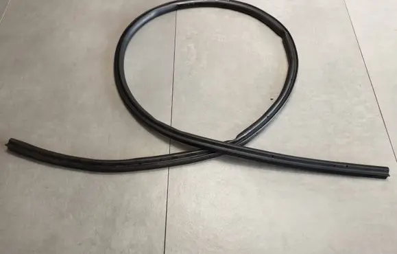 Volkswagen Amarok II Trunk rubber seal (body) 