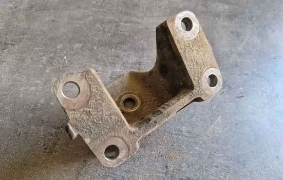 Engine mounting bracket