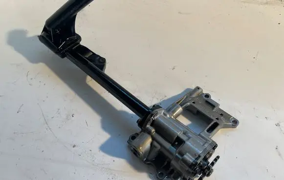 BMW 5 E60 E61 Oil pump 7798368