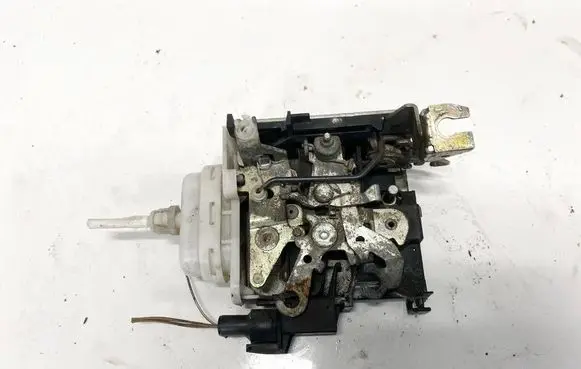 Audi A4 S4 B5 8D Front door lock 8d1837016f