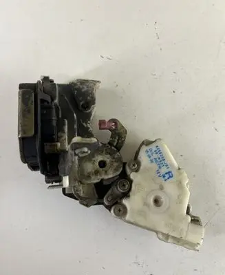 Nissan Terrano Rear door lock 8255250J01 89A521