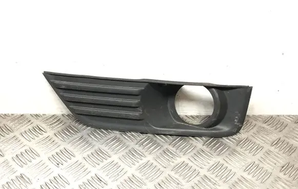 Ford Focus Front bumper lower grill 4M5119953A C8L6A
