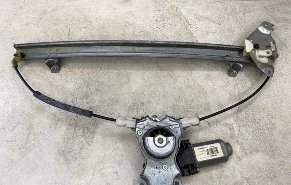 Nissan Pathfinder R51 Front door window regulator with motor 400848 1710705