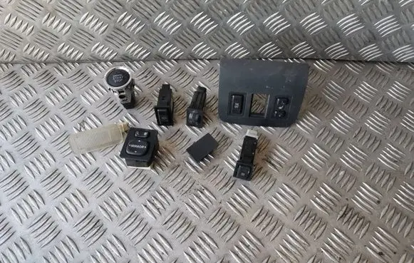Toyota Corolla Verso AR10 A set of switches 588210F010 TR8801 153848