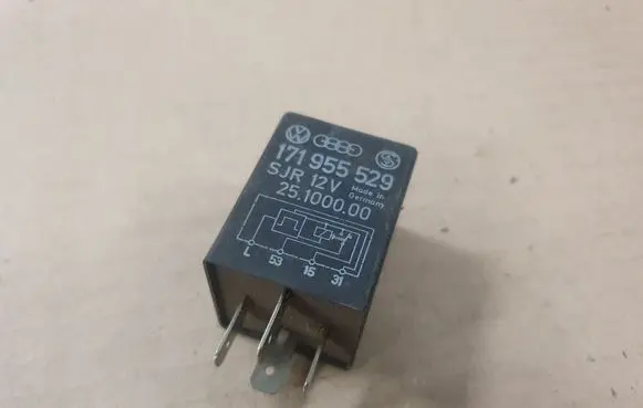 Volkswagen Golf I Other relay 171955529