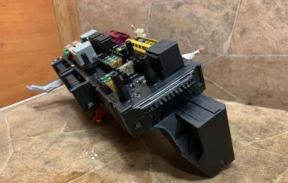 Mercedes-Benz C W204 Fuse module A2049060105