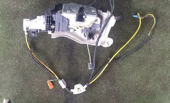 Mercedes-Benz S W220 Front door lock 2207200535