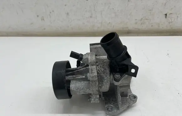 Opel Insignia B Water pump 55515121 97074837 55484777