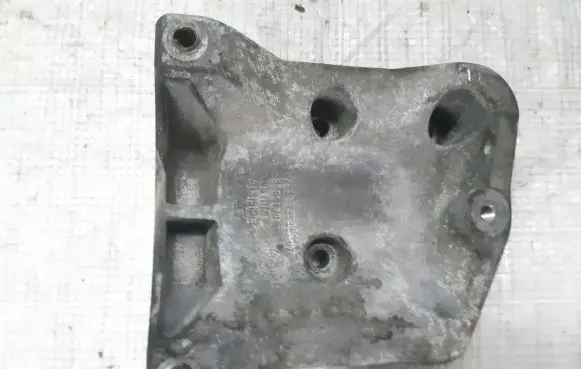 BMW 5 E60 E61 Engine mounting bracket 7796395