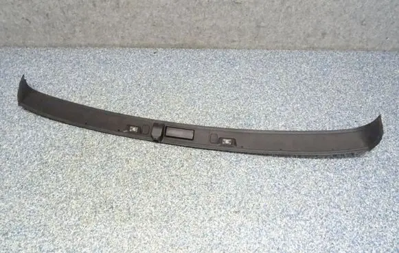 Trunk door license plate light bar