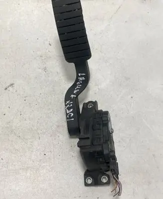 Accelerator throttle pedal