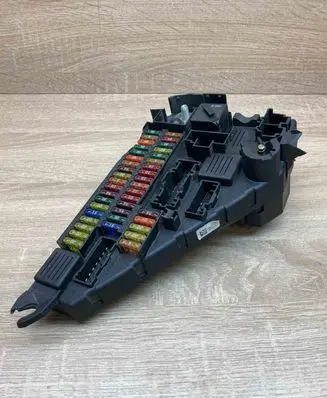 BMW 5 E60 E61 Fuse module 6906618
