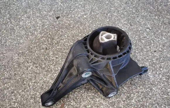 Chevrolet Orlando Engine mount bracket 13305942