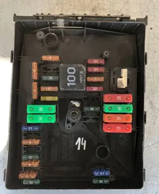 Volkswagen Touran I Fuse box set