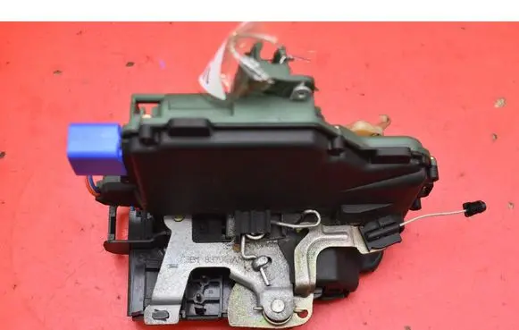 Volkswagen Polo Front door lock