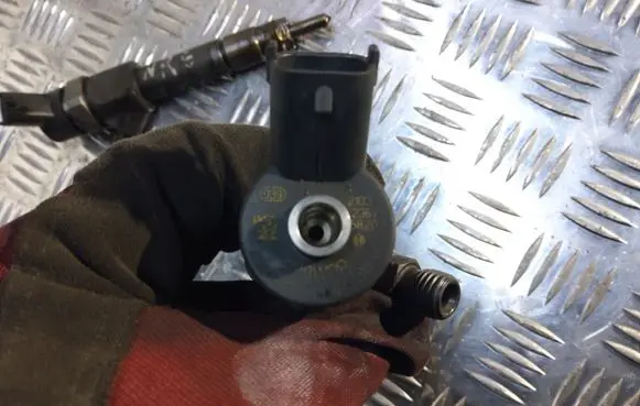 Renault Megane II Fuel injector 2103236758203 8R8WDDB 8200100272