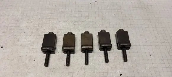 Volkswagen Touareg I Fuel Injector clamp holder 