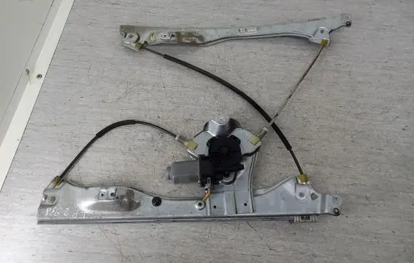Renault Clio III Front door window regulator with motor 