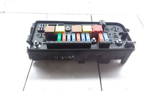 Opel Vectra C Fuse module 13144709