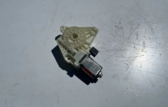 Volkswagen PASSAT B8 Rear door window regulator motor 5Q4959801D
