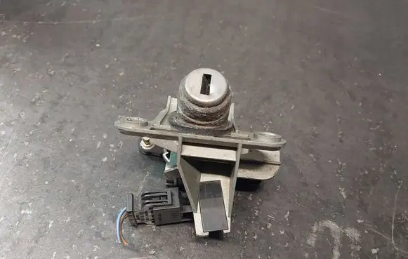 Audi A4 S4 B5 8D Loading door lock 8D5827573