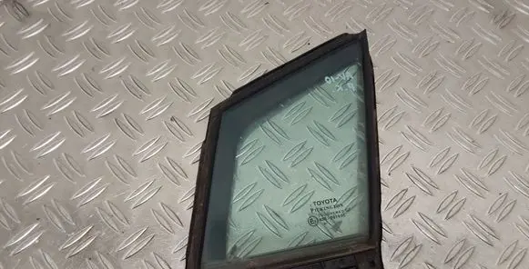 Toyota Avensis T270 Front door vent window glass four-door 