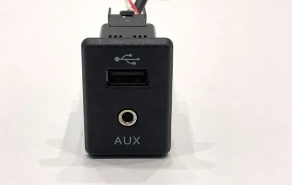 Nissan Qashqai USB socket connector 795405004
