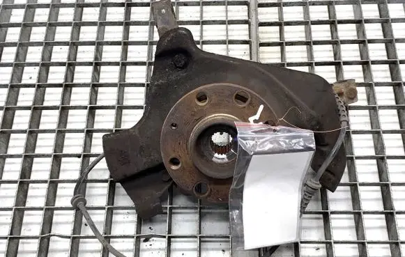 Opel Corsa E Front wheel hub spindle knuckle 
