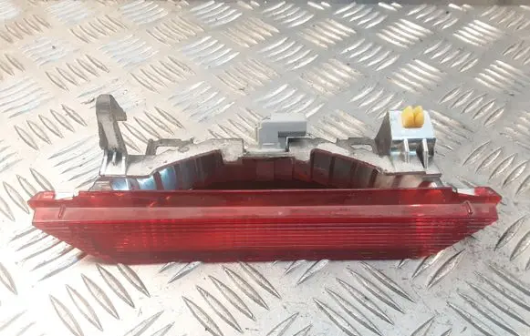 Toyota Yaris Third/center stoplight 52023