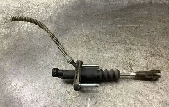 Opel Zafira B Clutch master cylinder 90581565