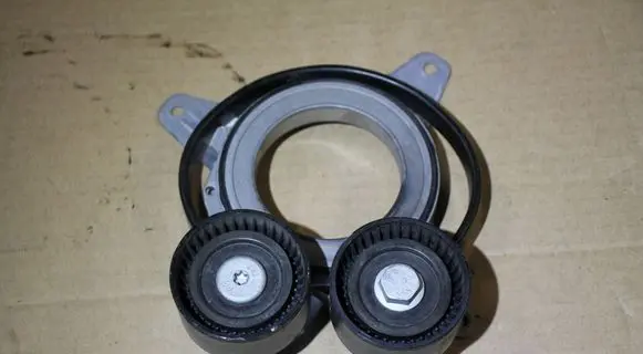 Volvo XC40 Alternator belt tensioner pulley 32130035