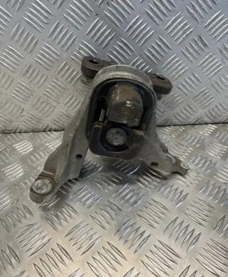 Honda CR-V Engine mount bracket