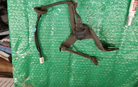 Mitsubishi Outlander Rear air suspension level height sensor 812122 B2248312