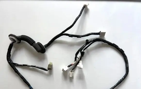 Subaru Forester SJ Loading door wiring loom 81817SG100 81817SG101