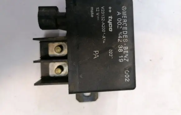Mercedes-Benz E W210 Charging relay A0025423819