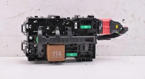 Opel Mokka B Fuse module 96QH042180