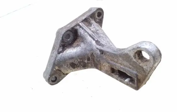 Volkswagen PASSAT B4 Engine mounting bracket 357199353A